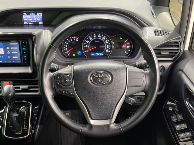 �C���e���A�ɍ��킹���f�U�C���̃X�e�A�����O�́A�^�]�������̂��Ƃ��l���A�^�]���₷���`��A�傫���ł��B�����x�A���ۂɐG���Ă��m���߂��������B