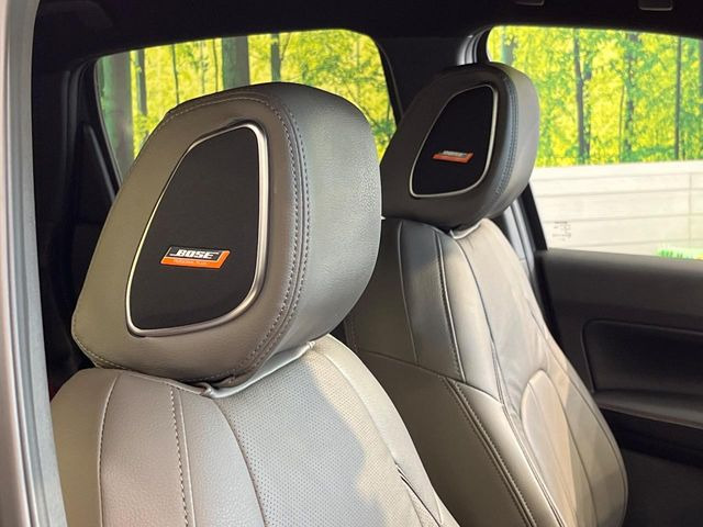 �yBOSE�T�E���h�V�X�e���z���[�J�[�I�v�V�����̍��i�ʃT�E���h�V�X�e���𓋍ځB��p�̃`���[�j���O���{���ꂽ�召�l�X�ȃX�s�[�J�[����ǎ��ȃT�E���h���t�ł��A�Տꊴ���ӂ�鉹����Ԃ����o���܂��B