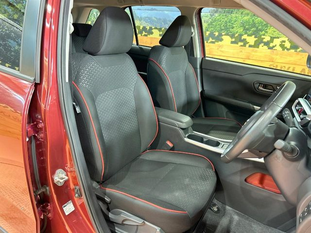 運転席まわりには十分なスペースがあり、大柄な方でもゆったり運転していただける環境です。