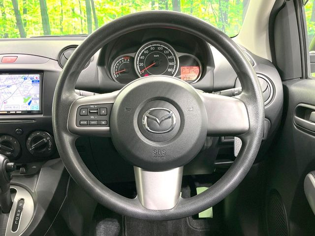 �C���e���A�ɍ��킹���f�U�C���̃X�e�A�����O�́A�^�]�������̂��Ƃ��l���A�^�]���₷���`��A�傫���ł��B�����x�A���ۂɐG���Ă��m���߂��������B