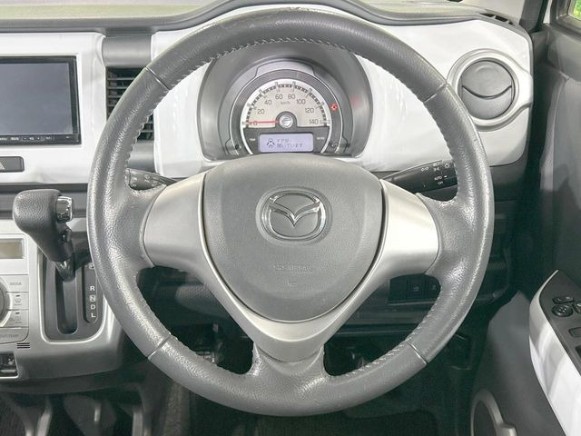 �C���e���A�ɍ��킹���f�U�C���̃X�e�A�����O�́A�^�]�������̂��Ƃ��l���A�^�]���₷���`��A�傫���ł��B�����x�A���ۂɐG���Ă��m���߂��������B