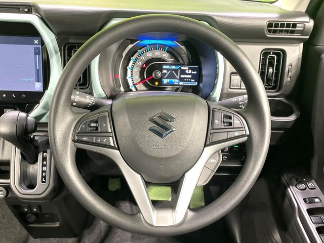 �C���e���A�ɍ��킹���f�U�C���̃X�e�A�����O�́A�^�]�������̂��Ƃ��l���A�^�]���₷���`��A�傫���ł��B�����x�A���ۂɐG���Ă��m���߂��������B