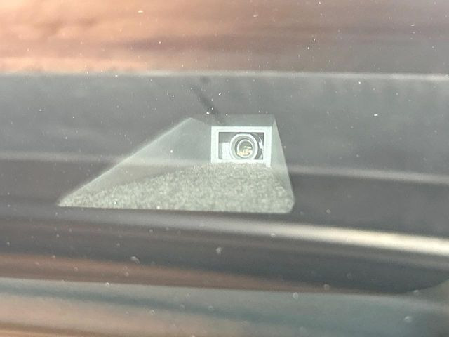 【トヨタセーフティセンス】走行中に前方の車両等を認識し、衝突しそうな時は警報とブレーキで衝突回避と被害軽減をアシスト。より安全にドライブをお楽しみいただけます。