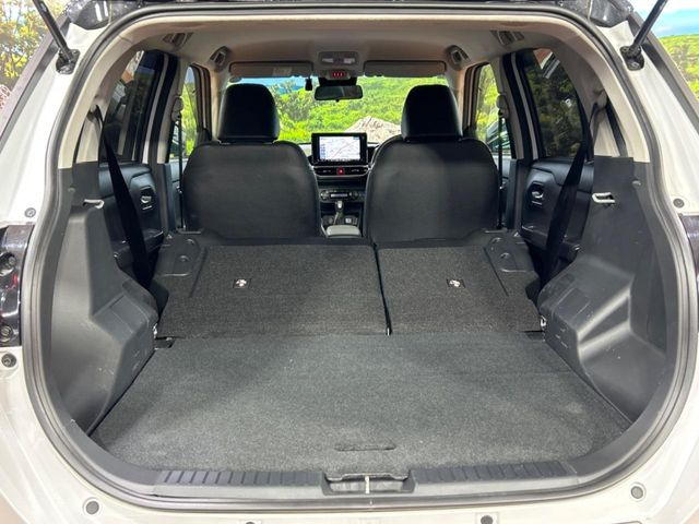 ���i�̂���������ʋ΁A���}���ɏ\���ȉ׎��X�y�[�X���m�ۂ��Ă���܂��B�Z�J���h�V�[�g��|���ƁA�傫�ȉו��̐ύڂ��\�ł���