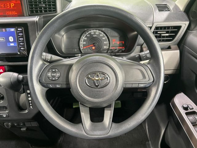 �C���e���A�ɍ��킹���f�U�C���̃X�e�A�����O�́A�^�]�������̂��Ƃ��l���A�^�]���₷���`��A�傫���ł��B�����x�A���ۂɐG���Ă��m���߂��������B