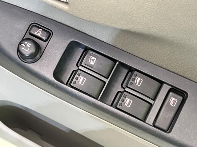 �y�d���i�[�~���[�z�T�C�h�~���[�͓d���i�[���ƂȂ��Ă���A�������ԏ�ł��L�Y�������X�N��}�����܂��B