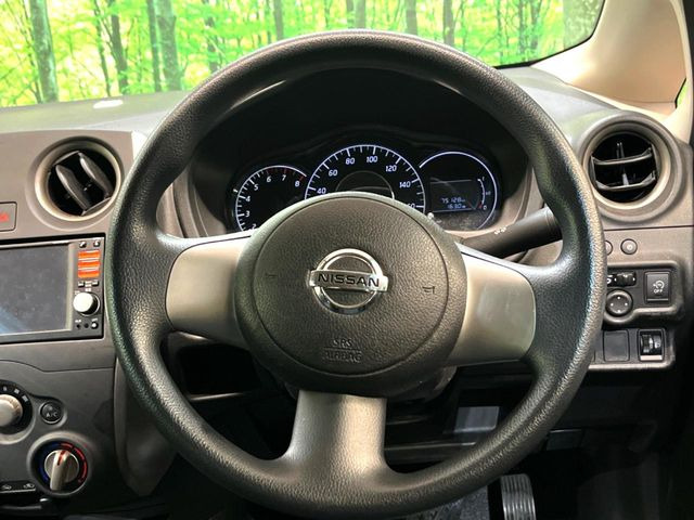 �C���e���A�ɍ��킹���f�U�C���̃X�e�A�����O�́A�^�]�������̂��Ƃ��l���A�^�]���₷���`��A�傫���ł��B�����x�A���ۂɐG���Ă��m���߂��������B