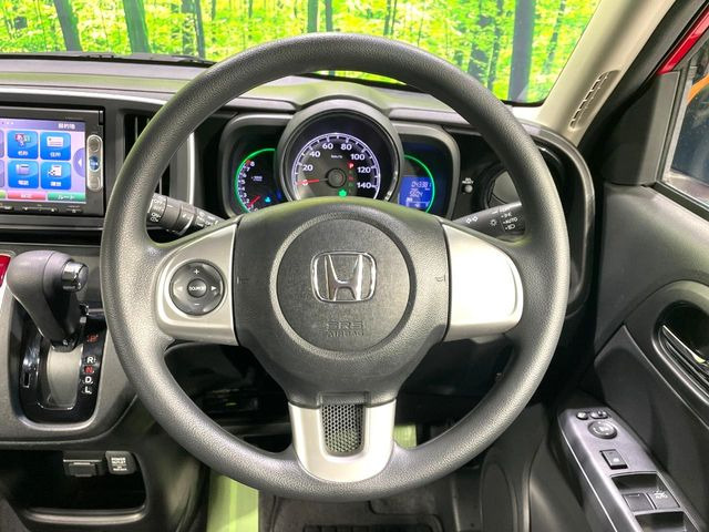 �C���e���A�ɍ��킹���f�U�C���̃X�e�A�����O�́A�^�]�������̂��Ƃ��l���A�^�]���₷���`��A�傫���ł��B�����x�A���ۂɐG���Ă��m���߂��������B