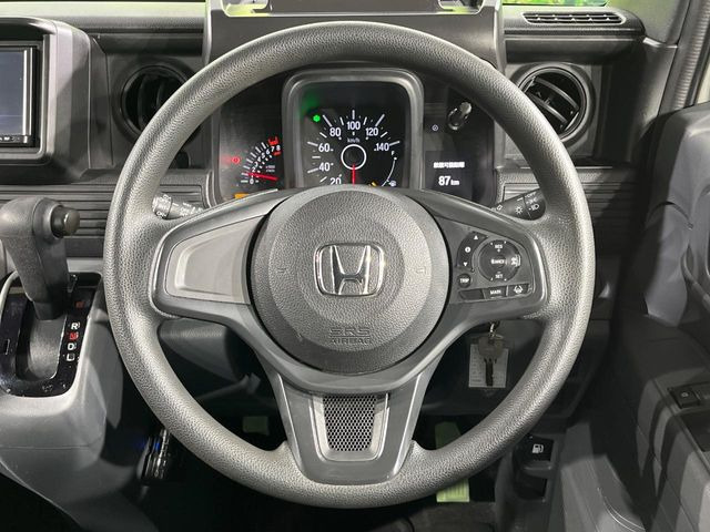 �C���e���A�ɍ��킹���f�U�C���̃X�e�A�����O�́A�^�]�������̂��Ƃ��l���A�^�]���₷���`��A�傫���ł��B�����x�A���ۂɐG���Ă��m���߂��������B