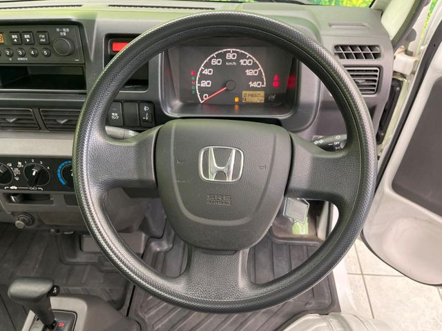 �C���e���A�ɍ��킹���f�U�C���̃X�e�A�����O�́A�^�]�������̂��Ƃ��l���A�^�]���₷���`��A�傫���ł��B�����x�A���ۂɐG���Ă��m���߂��������B