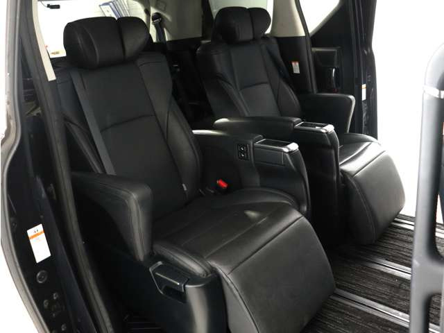 【上級モデル限定装備】★★エグゼクティブパワーシート!★★電動オットマン完備!足を楽々伸ばせ、ひじ掛けもありますので、優雅で快適なドライブをお楽しみいただけます!