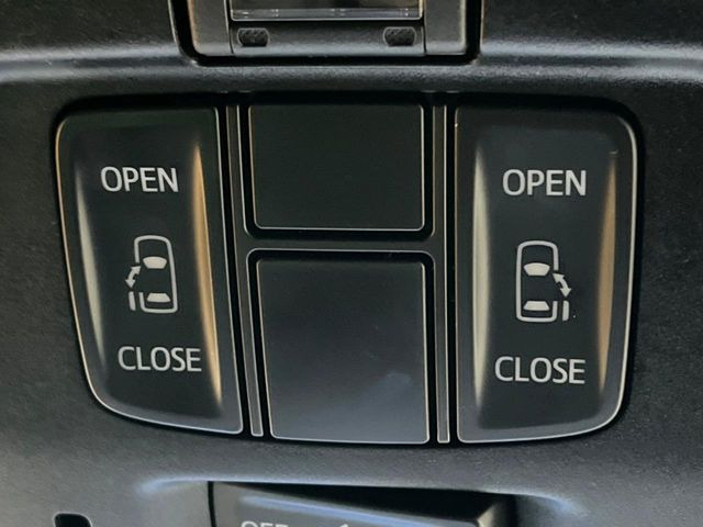 【両側パワースライドドア】スマートキーや運転席のスイッチで後席両側スライドドアの開閉が可能♪電動だから力を入れてドアを開ける必要が無く、小さなお子様でも簡単に開け閉めでき快適です♪