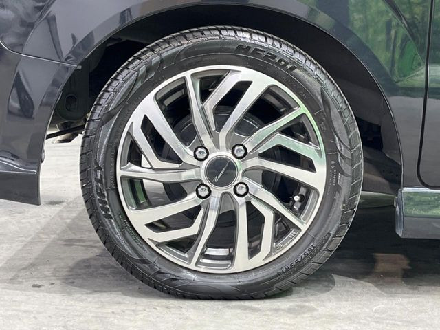 �y�����A���~�z�C�[���z�O�ςɃ}�b�`�����A���~�z�C�[���𑕒����Ă���܂��B�e��A���~�z�C�[����A�X�^�b�h���X�^�C�����戵�����Ă���܂��B���񂲑��k����������