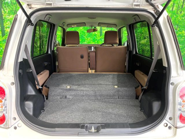 ���i�̂���������ʋ΁A���}���ɏ\���ȉ׎��X�y�[�X���m�ۂ��Ă���܂��B�Z�J���h�V�[�g��|���ƁA�傫�ȉו��̐ύڂ��\�ł���