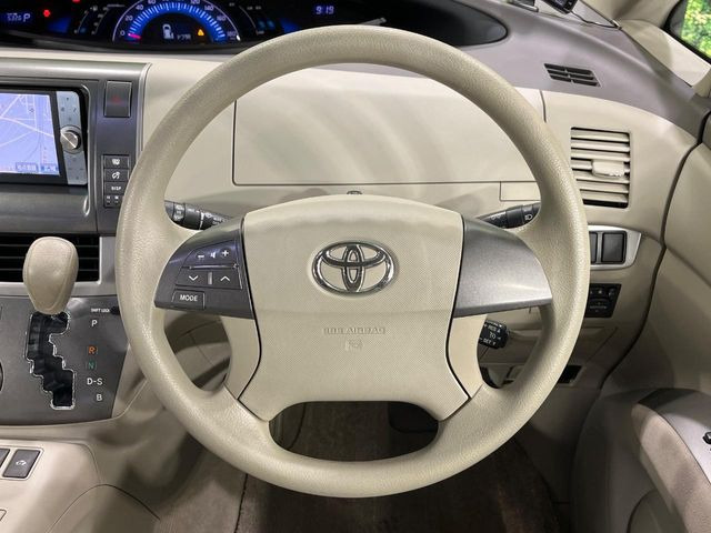 �C���e���A�ɍ��킹���f�U�C���̃X�e�A�����O�́A�^�]�������̂��Ƃ��l���A�^�]���₷���`��A�傫���ł��B�����x�A���ۂɐG���Ă��m���߂��������B