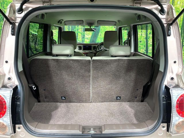 ���i�̂���������ʋ΁A���}���ɏ\���ȉ׎��X�y�[�X���m�ۂ��Ă���܂��B�Z�J���h�V�[�g��|���ƁA�傫�ȉו��̐ύڂ��\�ł���