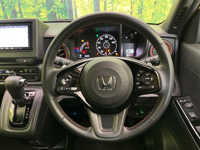 �C���e���A�ɍ��킹���f�U�C���̃X�e�A�����O�́A�^�]�������̂��Ƃ��l���A�^�]���₷���`��A�傫���ł��B�����x�A���ۂɐG���Ă��m���߂��������B