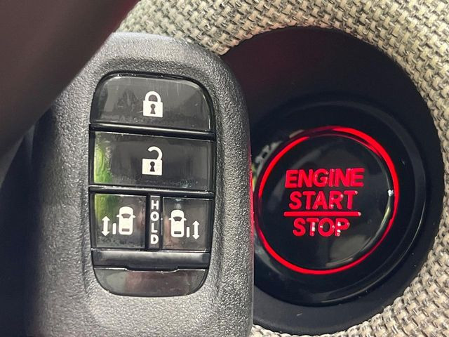 �yHonda�X�}�[�g�L�[�z�J�o����|�P�b�g�ɓ��ꂽ�܂܂ł��h�A�̎{���E�������\�ȃX�}�[�g�L�[�𑕔��B�G���W���̃I���E�I�t�����J�M�����o���K�v����������Ƃ��Ă��֗��ł���