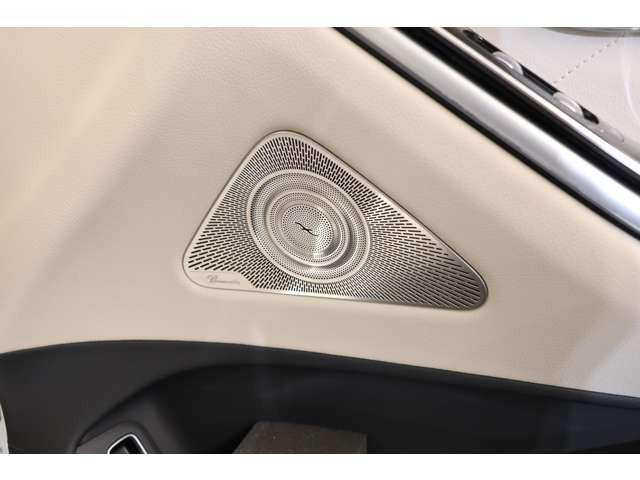 �^�]�̂��₷���E�n���h���A�o�ϓI�ȃf�B�[�[���G���W���𓋍ڂ��Ă���Չ����̍����{�f�B�����܂��ăg���N�t�����D��ȑ�������y���݂��������܂��B