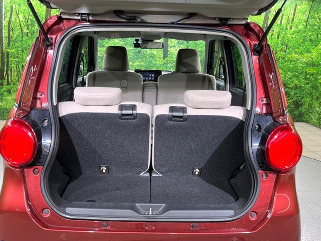 ���i�̂���������ʋ΁A���}���ɏ\���ȉ׎��X�y�[�X���m�ۂ��Ă���܂��B�Z�J���h�V�[�g��|���ƁA�傫�ȉו��̐ύڂ��\�ł���