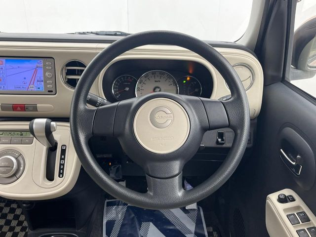 �C���e���A�ɍ��킹���f�U�C���̃X�e�A�����O�́A�^�]�������̂��Ƃ��l���A�^�]���₷���`��A�傫���ł��B�����x�A���ۂɐG���Ă��m���߂��������B