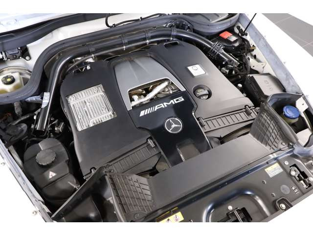 4.0L V�^8�C��DOHC�c�C���^�[�{�G���W���𓋍ڂ��A585ps/86.7kgm�𔭊��������܂��B���͐��\�Ɗ��炩�ȉ����ɂ��AG63�Ȃ�ł̗͂͋�������𑶕��ɂ��y���݂��������܂��B