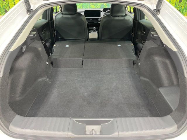 ラゲッジルームは、大容量のスペースを確保。普段のお買い物からレジャーまで、幅広く活躍してくれます!また、リアシートを倒すことでバリエーション豊かにお使いいただけます。