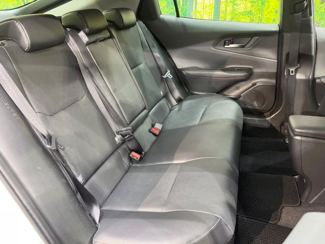 後部座席も気になるようなキズ・汚れやへたり等、大きなダメージはなく、良好な状態です。