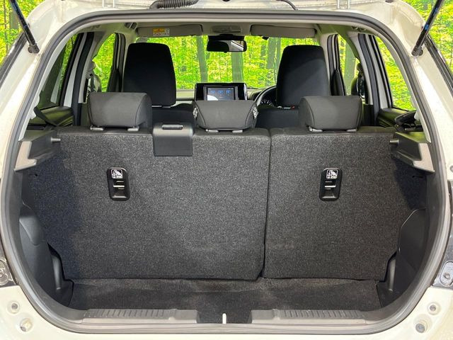 ���i�̂���������ʋ΁A���}���ɏ\���ȉ׎��X�y�[�X���m�ۂ��Ă���܂��B�Z�J���h�V�[�g��|���ƁA�傫�ȉו��̐ύڂ��\�ł���