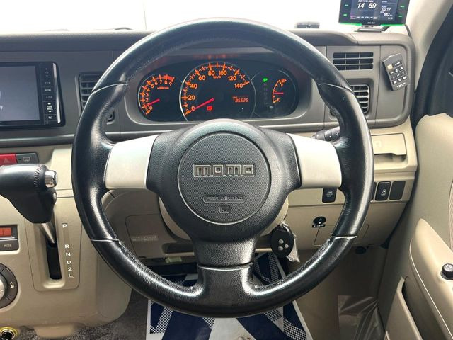 �C���e���A�ɍ��킹���f�U�C���̃X�e�A�����O�́A�^�]�������̂��Ƃ��l���A�^�]���₷���`��A�傫���ł��B�����x�A���ۂɐG���Ă��m���߂��������B