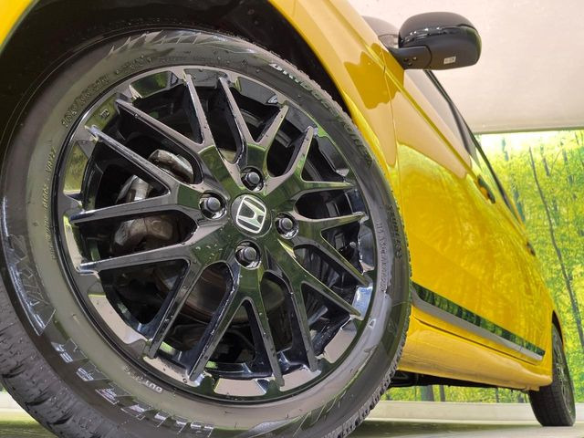 �y����15�C���`�A���~�z�C�[���z�O�ςɃ}�b�`���������A���~�z�C�[���𑕒����Ă���܂��B�e��ЊO�A���~�z�C�[����A�X�^�b�h���X�^�C�����戵�����Ă���܂��B���񂲑��k������