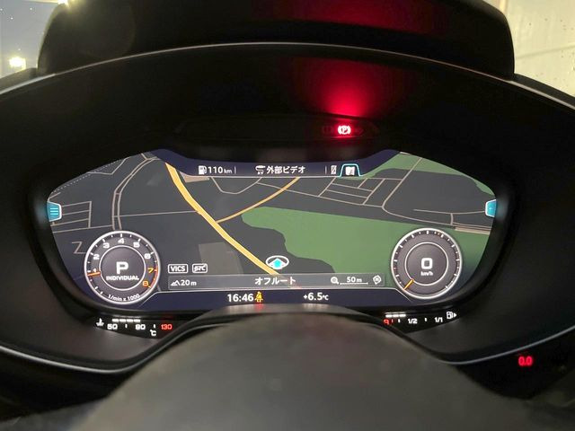 ���o�[�`�����R�b�N�s�b�g:�S�̂��t���p�l���ƂȂ��Ă����i�I�ȃ��[�^�[�p�l���B�ʏ�̃X�s�[�h���[�^�[�Ƃ��Ă̋@�\�͂������A�i�r�E�I�[�f�B�I�@�\�̊m�F�E������ł��A�^�]�ɏW�����₷���Ȃ��Ă���܂��B