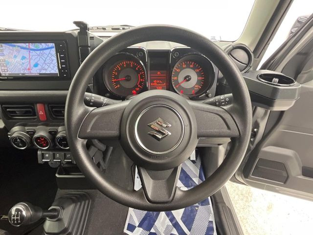 �C���e���A�ɍ��킹���f�U�C���̃X�e�A�����O�́A�^�]�������̂��Ƃ��l���A�^�]���₷���`��A�傫���ł��B�����x�A���ۂɐG���Ă��m���߂��������B