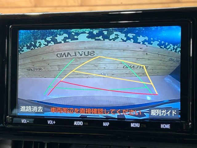 【バックカメラ】駐車時に後方がリアルタイム映像で確認できます。大型商業施設や立体駐車場での駐車時や、夜間のバック時に大活躍!運転スキルに関わらず、今や必須となった装備のひとつです!