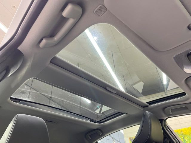 【ガラスルーフ】ガラスルーフ搭載で車内の解放感が一気にアップ!開放的なドライブをお楽しみいただけます。