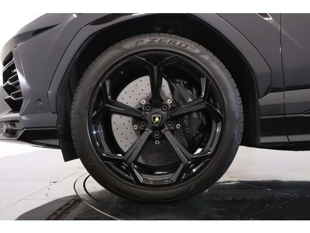 ���[�J�[�����Ȃ�ł͂̍��������ƃf�U�C�����𗼗�����22�C���`Nath�A���~�𑕒��B��a�z�C�[���Ȃ�����S�n�Ƃ̃o�����X���ǂ��A�E���X�{���̃X�^�C�����O�ƈ��芴�̂��鑖�s���\����������Ǝx���Ă��܂��B