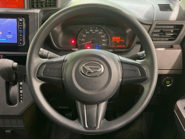 �C���e���A�ɍ��킹���f�U�C���̃X�e�A�����O�́A�^�]�������̂��Ƃ��l���A�^�]���₷���`��A�傫���ł��B�����x�A���ۂɐG���Ă��m���߂��������B