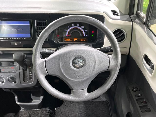 �C���e���A�ɍ��킹���f�U�C���̃X�e�A�����O�́A�^�]�������̂��Ƃ��l���A�^�]���₷���`��A�傫���ł��B�����x�A���ۂɐG���Ă��m���߂��������B