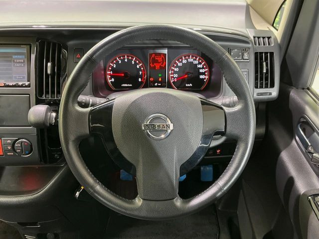 �y�����v�����X�e�A�����O�z�㎿�Ȋv���g�p���邱�ƂŁA��ɂ����������݂ƂĂ��^�]���₷���n���h���ł���