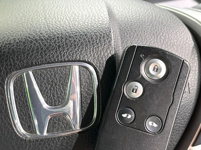 �yHonda�X�}�[�g�L�[�z�J�o����|�P�b�g�ɓ��ꂽ�܂܂ł��h�A�̎{���E�������\�ȃX�}�[�g�L�[�𑕔��B�G���W���̃I���E�I�t�����J�M�����o���K�v����������Ƃ��Ă��֗��ł���