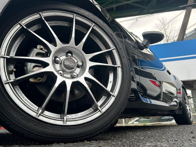 �y18�C���`�A���~�z�C�[���z�O�ςɃ}�b�`�����A���~�z�C�[���𑕒����Ă���܂��B�e��A���~�z�C�[����A�X�^�b�h���X�^�C�����戵�����Ă���܂��B���񂲑��k����������