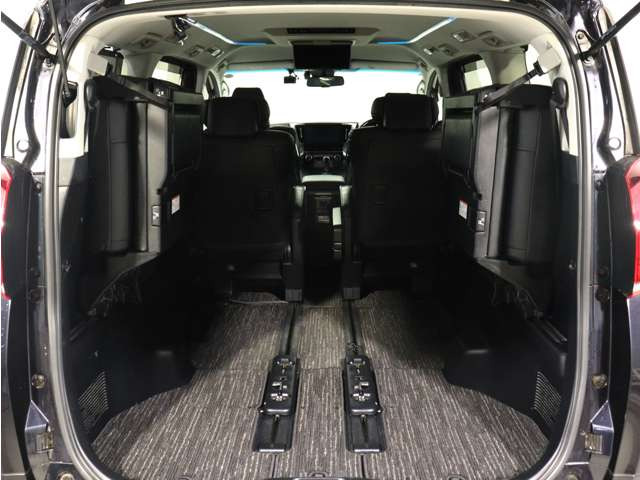 ミニバン最大級のスペース!ご家族、お友達とのキャンプやバーベキューほか、お仕事でも十分な容量が有ります!