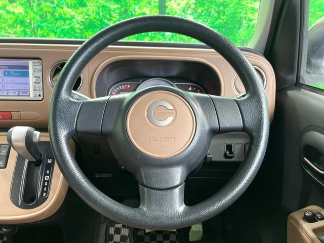 �C���e���A�ɍ��킹���f�U�C���̃X�e�A�����O�́A�^�]�������̂��Ƃ��l���A�^�]���₷���`��A�傫���ł��B�����x�A���ۂɐG���Ă��m���߂��������B