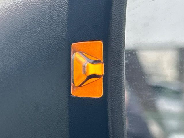 �y�����r�[�N���f�B�e�B�N�V�����z���s���A�h�A�~���[�̎��p�ɂȂ�₷���ӏ��Ɍ㑱�Ԃ��ڋ߂���ƃT�C�h�~���[�t�߂Ɍx����\���A�h���C�o�[�ɒ��ӊ��N�ƁA����̍ۂ̓n���h��������A�V�X�g�����܂��B