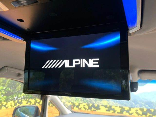 【フリップダウンモニター】大画面モニターで後席でもエンタメをお楽しみいただけます。小さなお子様にも大人気の装備です♪