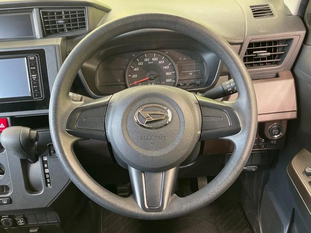 �C���e���A�ɍ��킹���f�U�C���̃X�e�A�����O�́A�^�]�������̂��Ƃ��l���A�^�]���₷���`��A�傫���ł��B�����x�A���ۂɐG���Ă��m���߂��������B