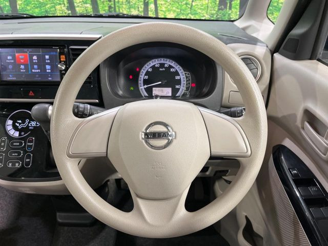 �C���e���A�ɍ��킹���f�U�C���̃X�e�A�����O�́A�^�]�������̂��Ƃ��l���A�^�]���₷���`��A�傫���ł��B�����x�A���ۂɐG���Ă��m���߂��������B