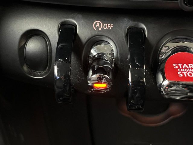 ���A�C�h�����O�X�g�b�v:�ԐM����a�؂Œ�Ԃ����ۂɃG���W�����~���A���ʂȔR���̏����}���܂��B�R��������ی�ɂȂ���@�\��G���W���̓u���[�L�𗣂��΍Ďn�����܂��B