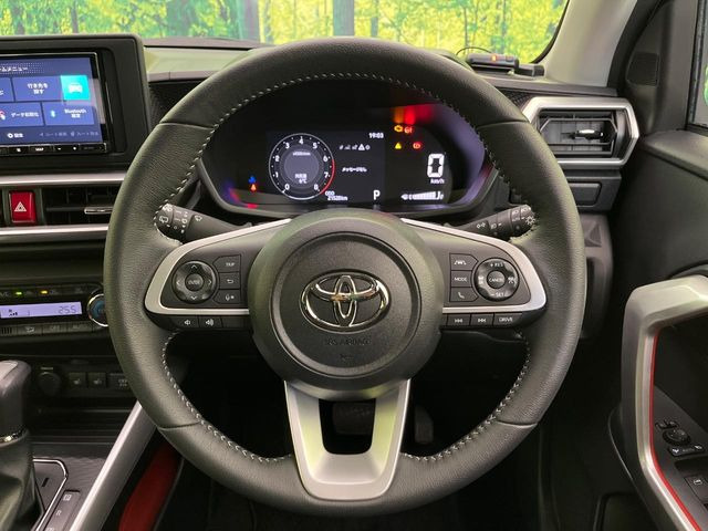 �C���e���A�ɍ��킹���f�U�C���̃X�e�A�����O�́A�^�]�������̂��Ƃ��l���A�^�]���₷���`��A�傫���ł��B�����x�A���ۂɐG���Ă��m���߂��������B