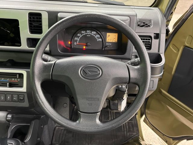 �C���e���A�ɍ��킹���f�U�C���̃X�e�A�����O�́A�^�]�������̂��Ƃ��l���A�^�]���₷���`��A�傫���ł��B�����x�A���ۂɐG���Ă��m���߂��������B